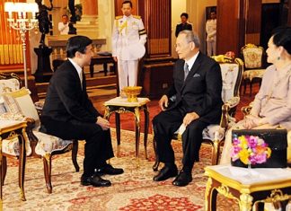 HM King Bhumibol Adulyadej the Great and HM Queen Sirikit grant Crown Prince Naruhito of Japan an audience at their palace in Bangkok on Monday during the prince’s official visit to Thailand. HM the King also graciously held a private dinner for Prince Naruhito, who was in Thailand until Wednesday. (Photo ANN / Courtesy of The Royal Household Bureau)